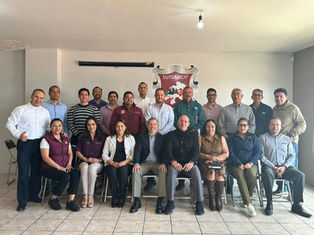 Comité ejecutivo del SUTSEMOP y líderes de CONFEPIDER unidos tras establecer acuerdos sobre capacitación continua y salud ocupacional para los trabajadores.