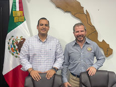 El Mtro. Sergio Alberto Padilla Pérez (CONFEPIDER) y el Subsecretario Jorge Humberto Bautista dialogando sobre mejoras laborales en Baja California Sur.