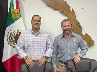 El Mtro. Sergio Alberto Padilla Pérez (CONFEPIDER) y el Subsecretario Jorge Humberto Bautista dialogando sobre mejoras laborales en Baja California Sur.