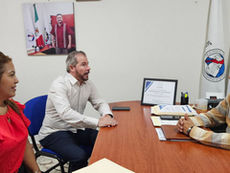 El Mtro. Sergio Alberto Padilla Pérez (CONFEPIDER) y Marco Antonio Cota Aguilar (Sindicato de Burócratas) estrechan la mano durante su reunión de trabajo en Baja California Sur.