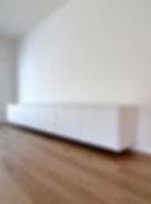 Meuble TV suspendu et claustra en Chêne