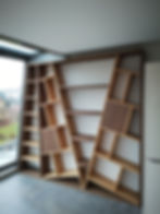 Bibliothèque de cuisine en chêne.