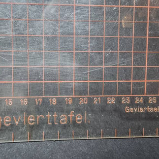 The table can be used with five different scales and has arrows with the compass directions.