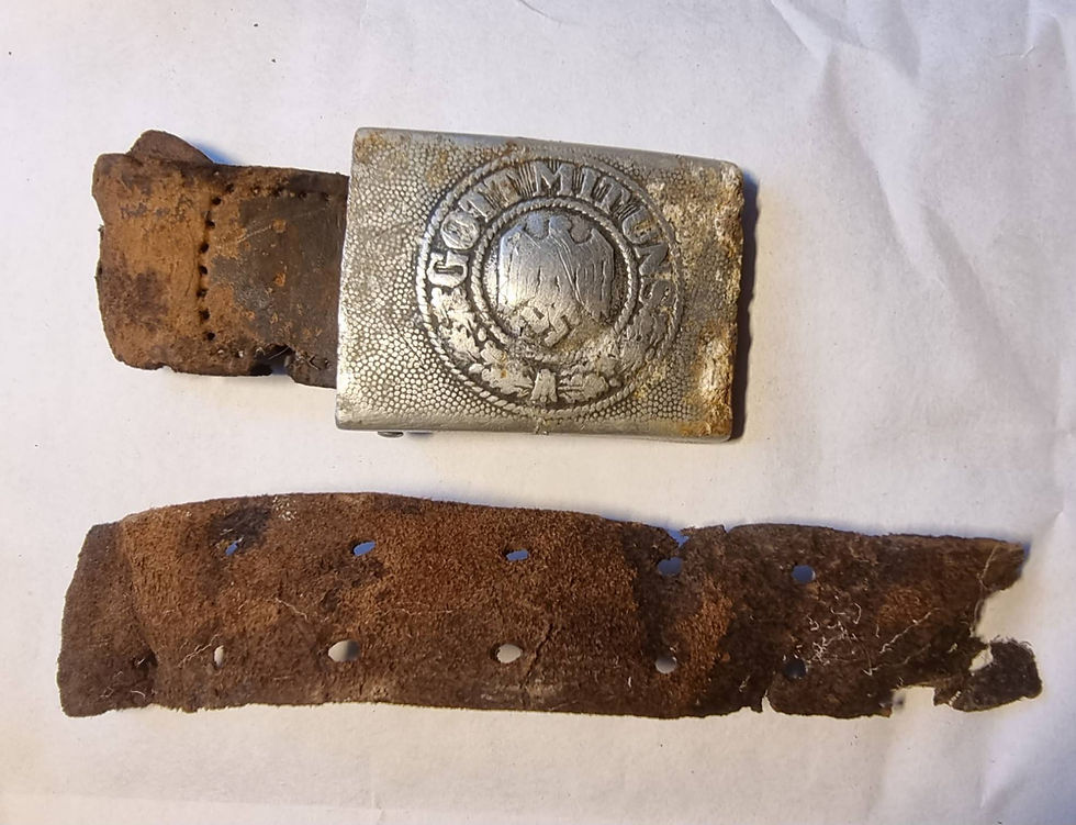 heer buckle with leather belt