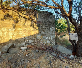 Πωλείται στην Σκάλα Ερεσού, στην θέση Βίγλα, ερειπωμένο σπιτάκι σε μεγάλο οικόπεδο με θέα.