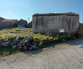 Plot for sale, with a small house, in Eresos Lesvos, near the main square.