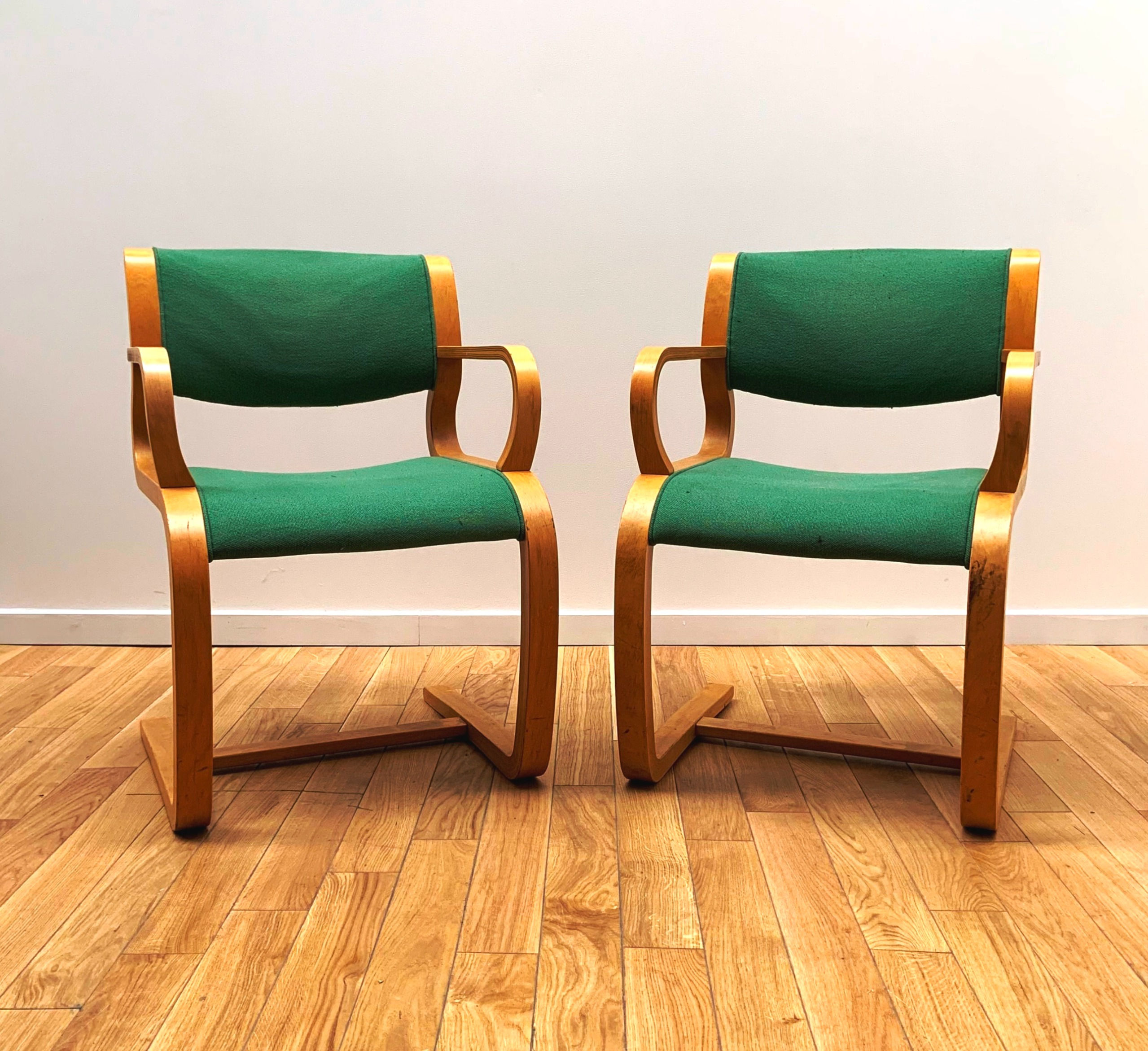 Paire de chaises design Canteliver par Magnus Olesen.