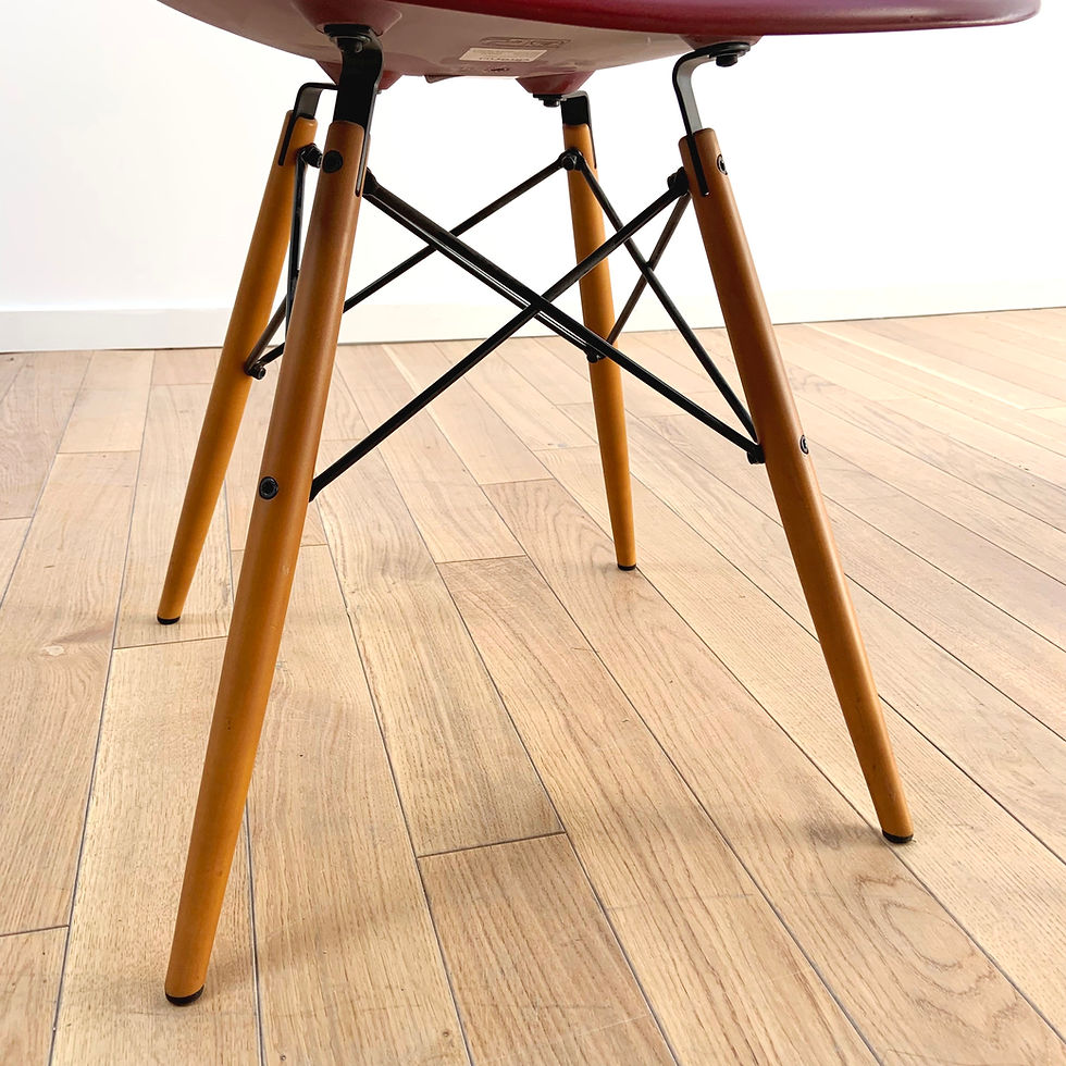 Miniature : Chaise Cosy DSW prune par Charles & Ray Eames pour Vitra.