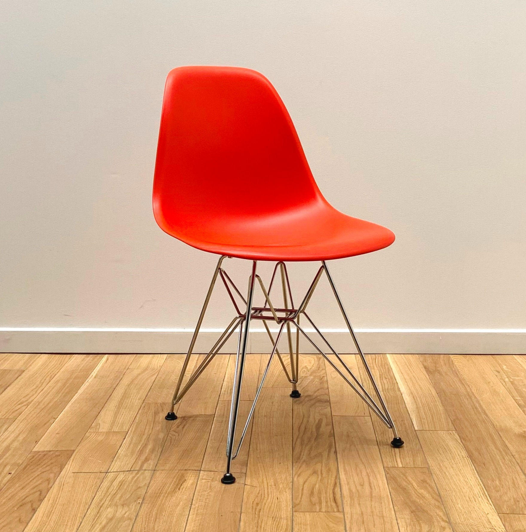 Chaise DSR rouge par Charles & Ray Eames éditée par Vitra.