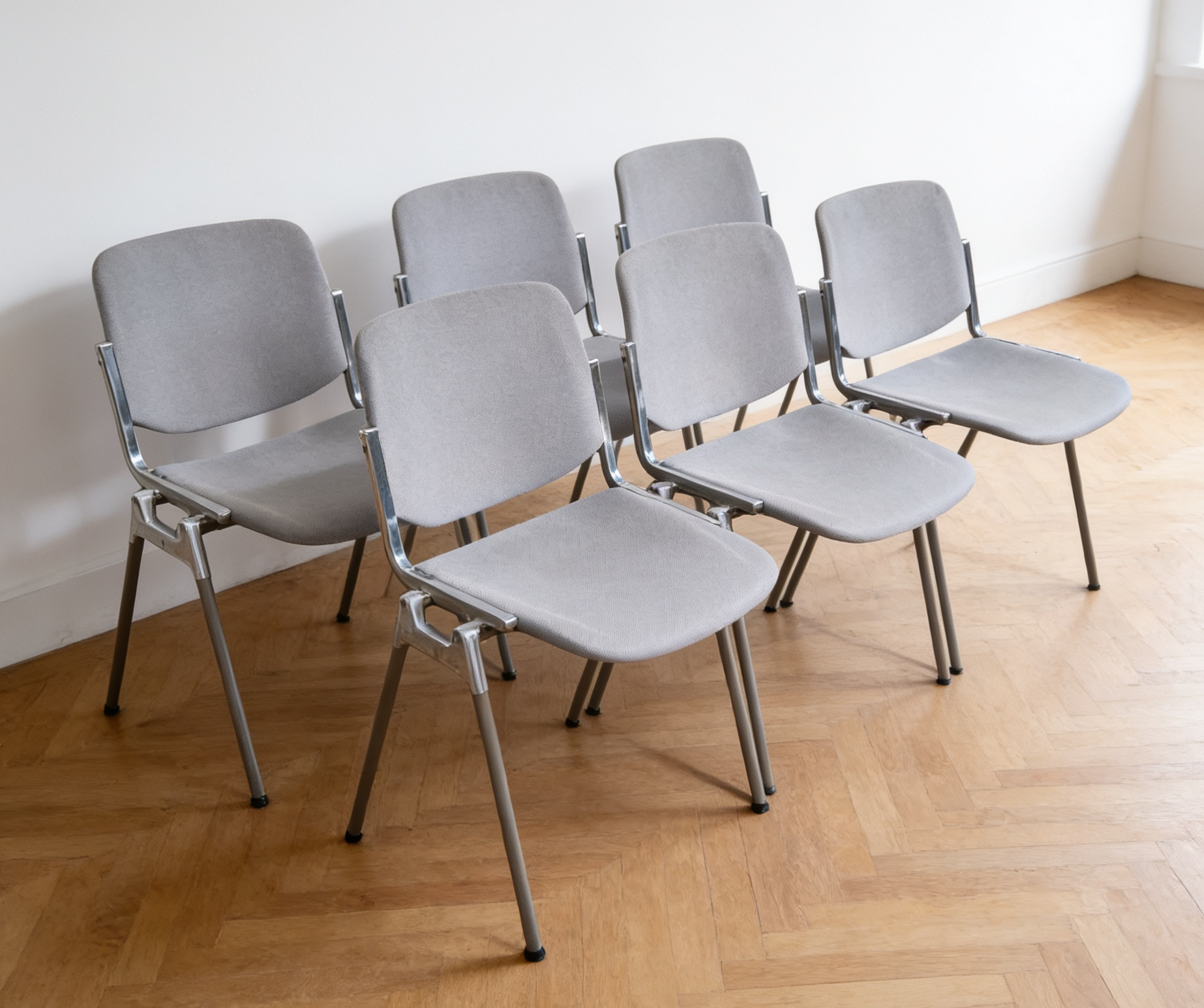 Suite de 6 chaises DSC106, Castelli