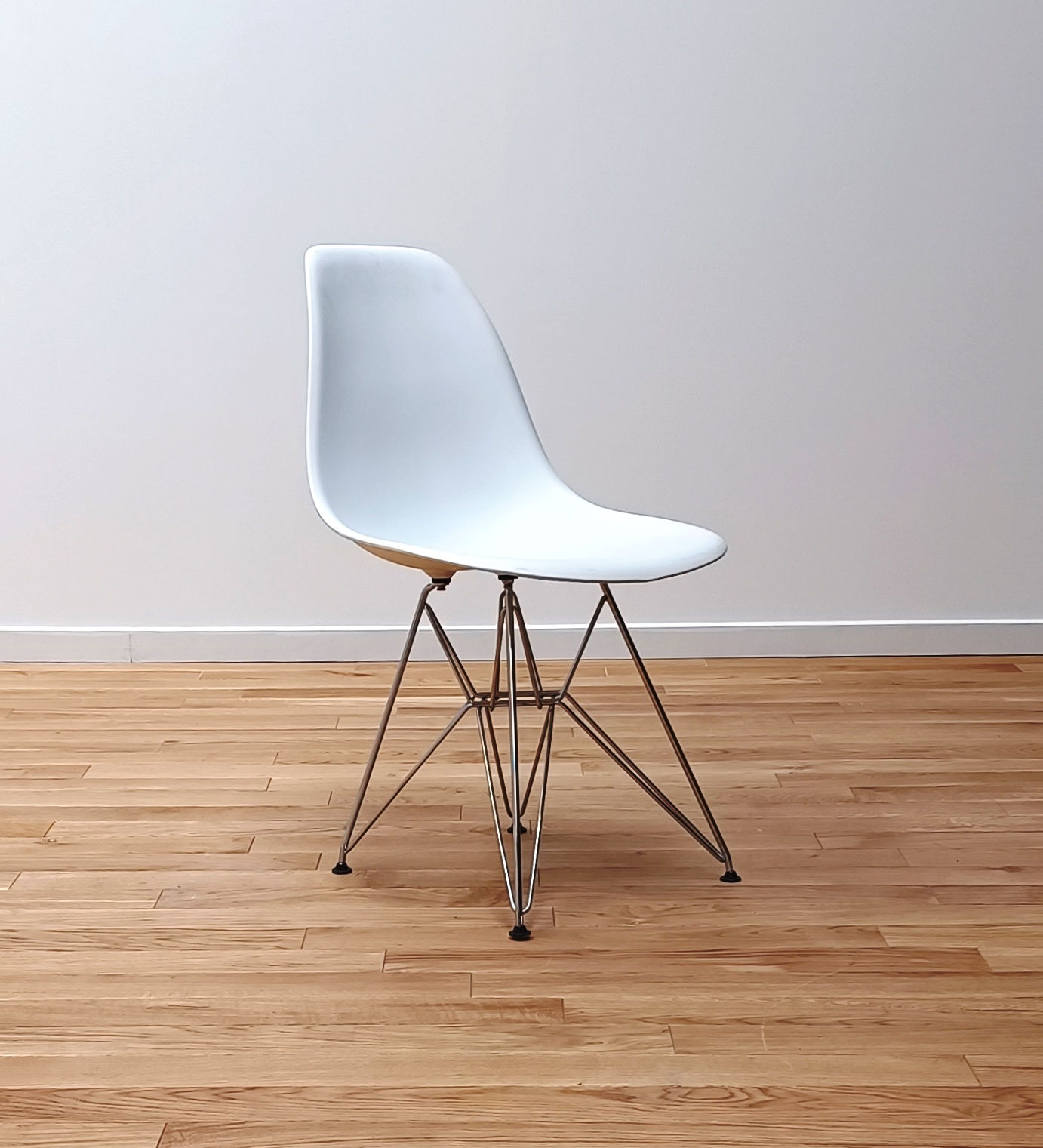 Chaise Vintage DSR Blanche par Charles & Ray Eames éditée par Vitra.