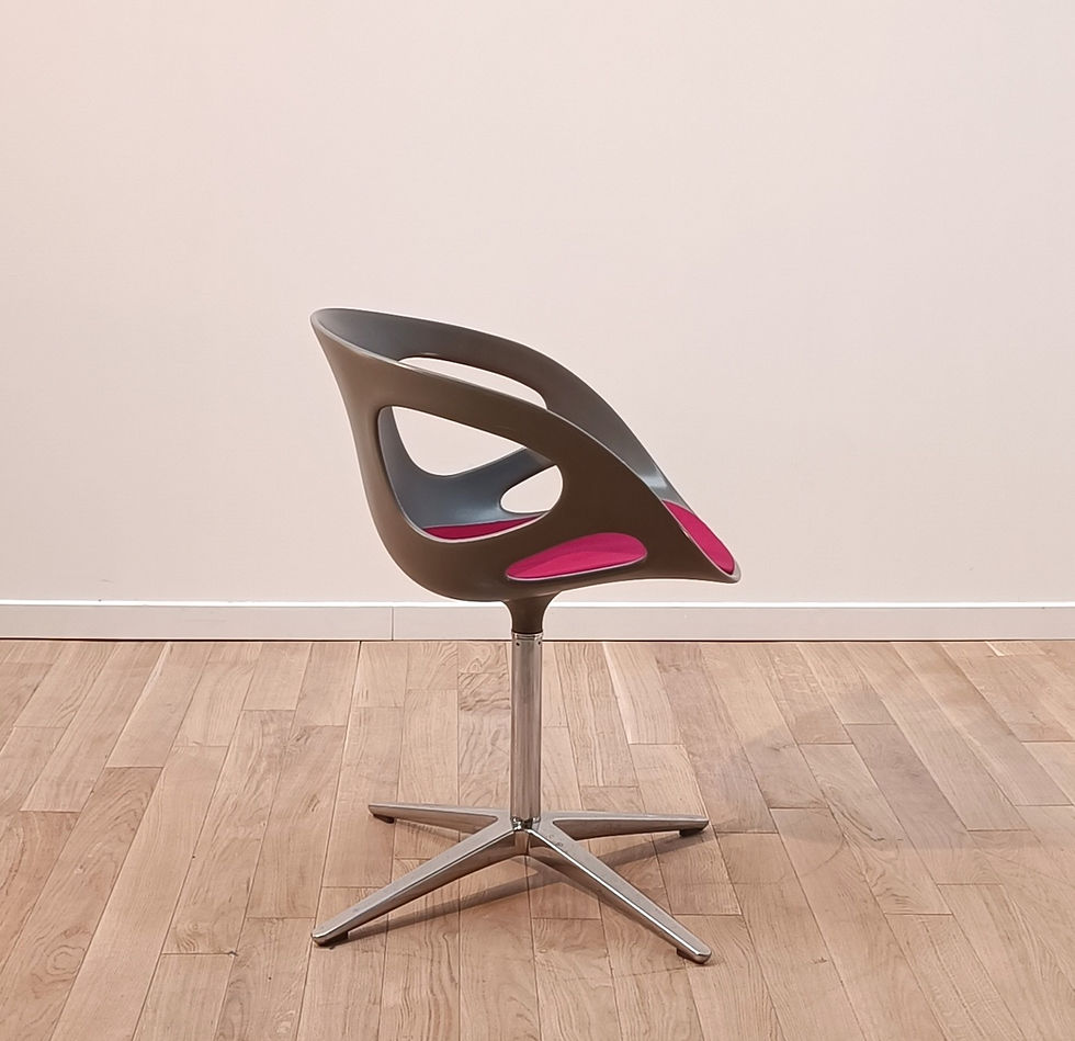 Miniature : Chaise Rin rouge par Hiromichi Konno pour Fritz Hansen.