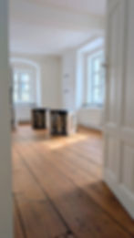 Pilates Raum Graz Chair mit Holzdielenboden Altbau