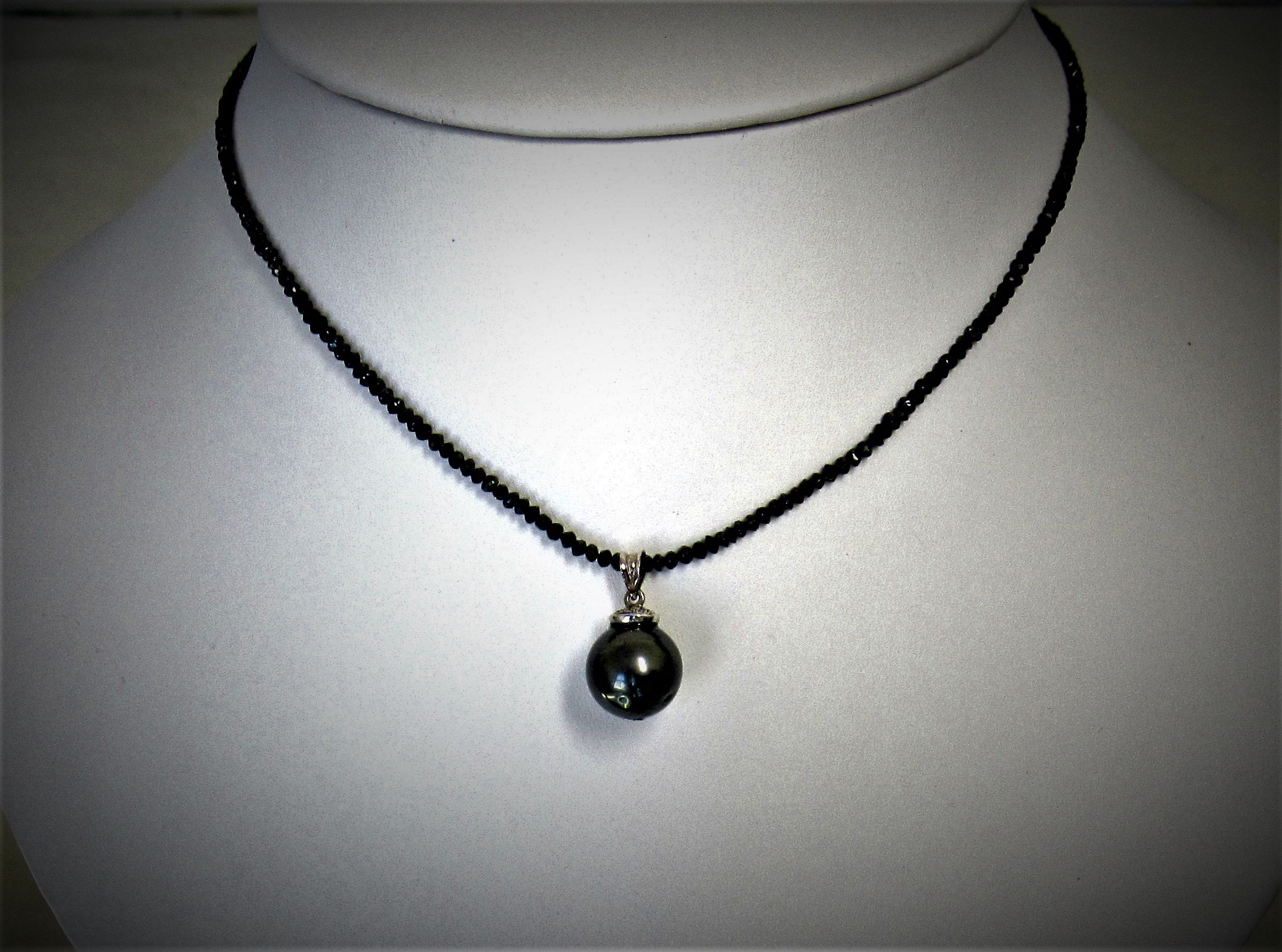 Black Tahitian Pearl pendant top