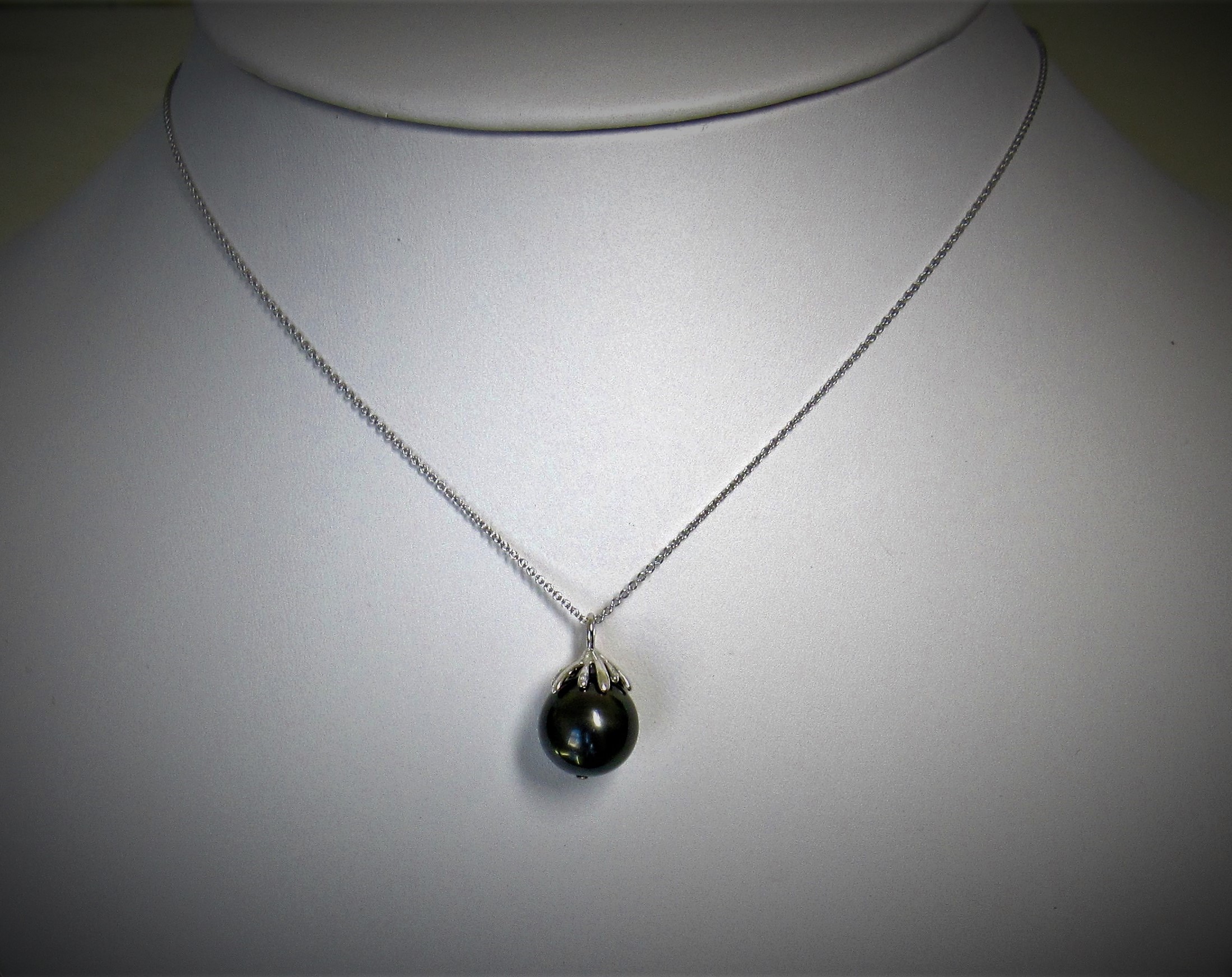 Black Tahitian Pearl pendant top