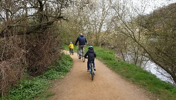 harleyford-lane-marlow-family-bike-ride-360x205.jpg