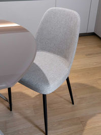 Sedia grigia davanti al tavolo, dettaglio di cucina. cucine su misura realizzate da lk arredamenti