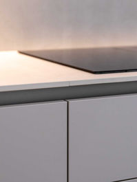 Cucina moderna con piano cottura nero, dettagli e cucine su misura realizzate da LK Arredamenti.