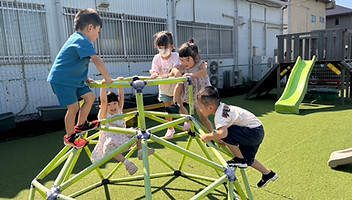 子供が動きながら英語学んでいます