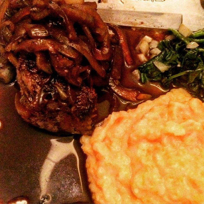 Pratos que todo mundo precisa saber fazer: o bife acebolado