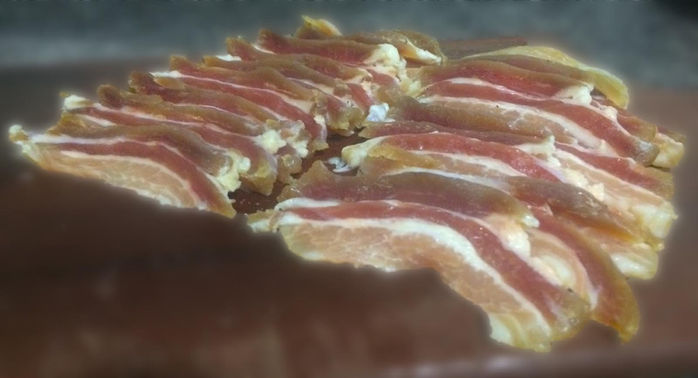 Fazer bacon em casa não tem segredo