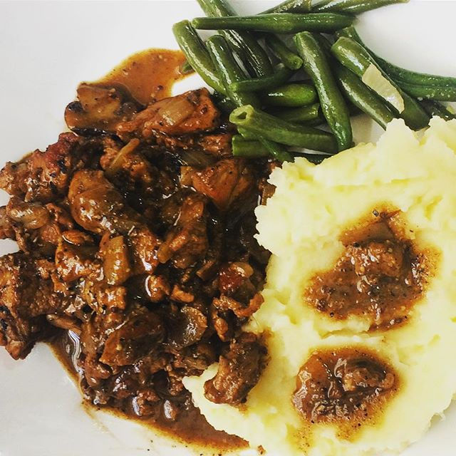 Estrogonofe de porco: mais gostoso, por 1/3 do preço da carne