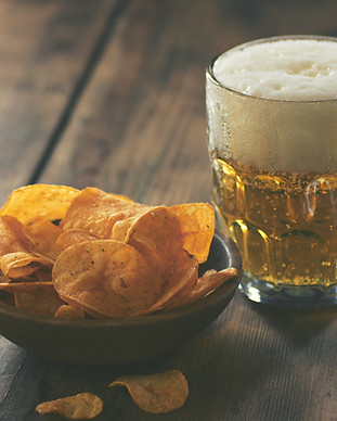 Chips de pommes de terre et une bière