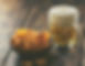 Chips de pommes de terre et une bière
