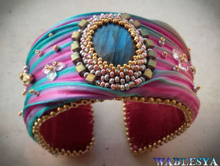 Bracciale con seta shibori e labradorite lavorato con tecnica embroidery