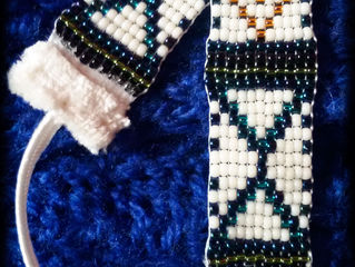 Bracciale fantasia creato con telaio e perline