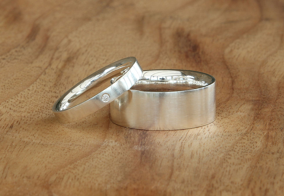Thumbnail: Diamond ring with a comfort fit