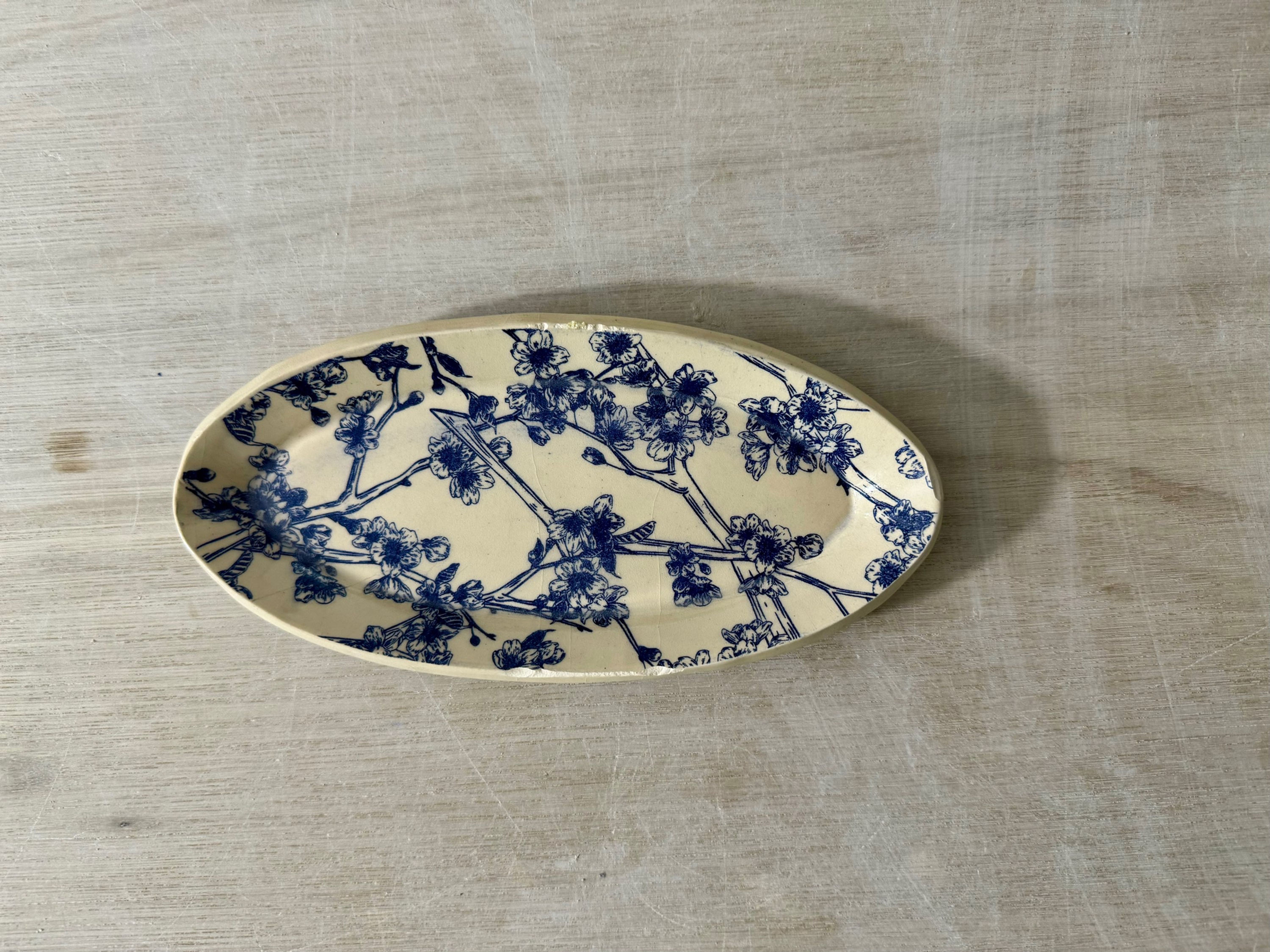 Petite coupelle ovale fleurs de cerisier bleues 