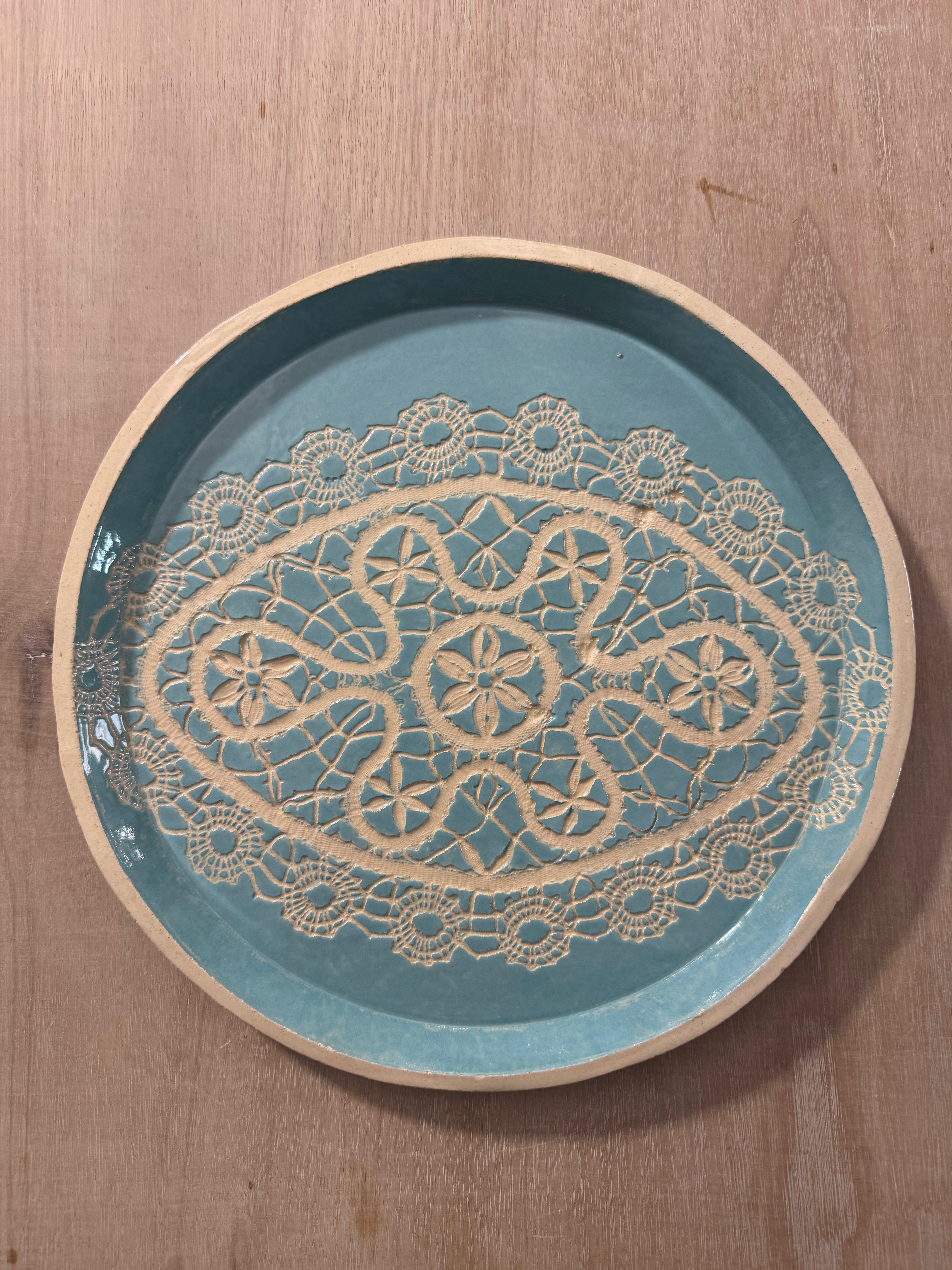 Assiette à rebord impression dentelle Sarde bleu turquoise 