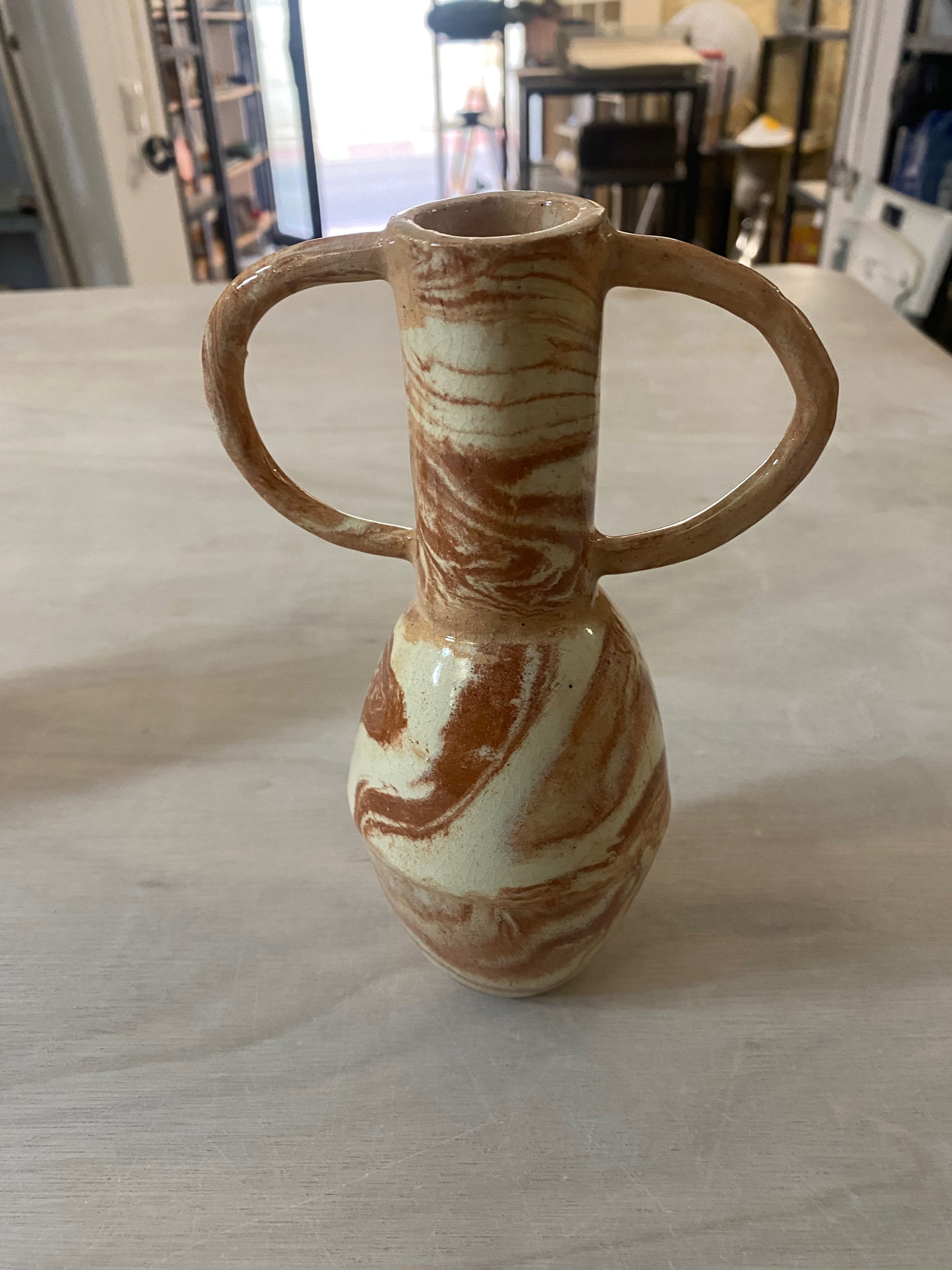 Petit vase à grandes anses en terres mêlées ocre rouge et blanche