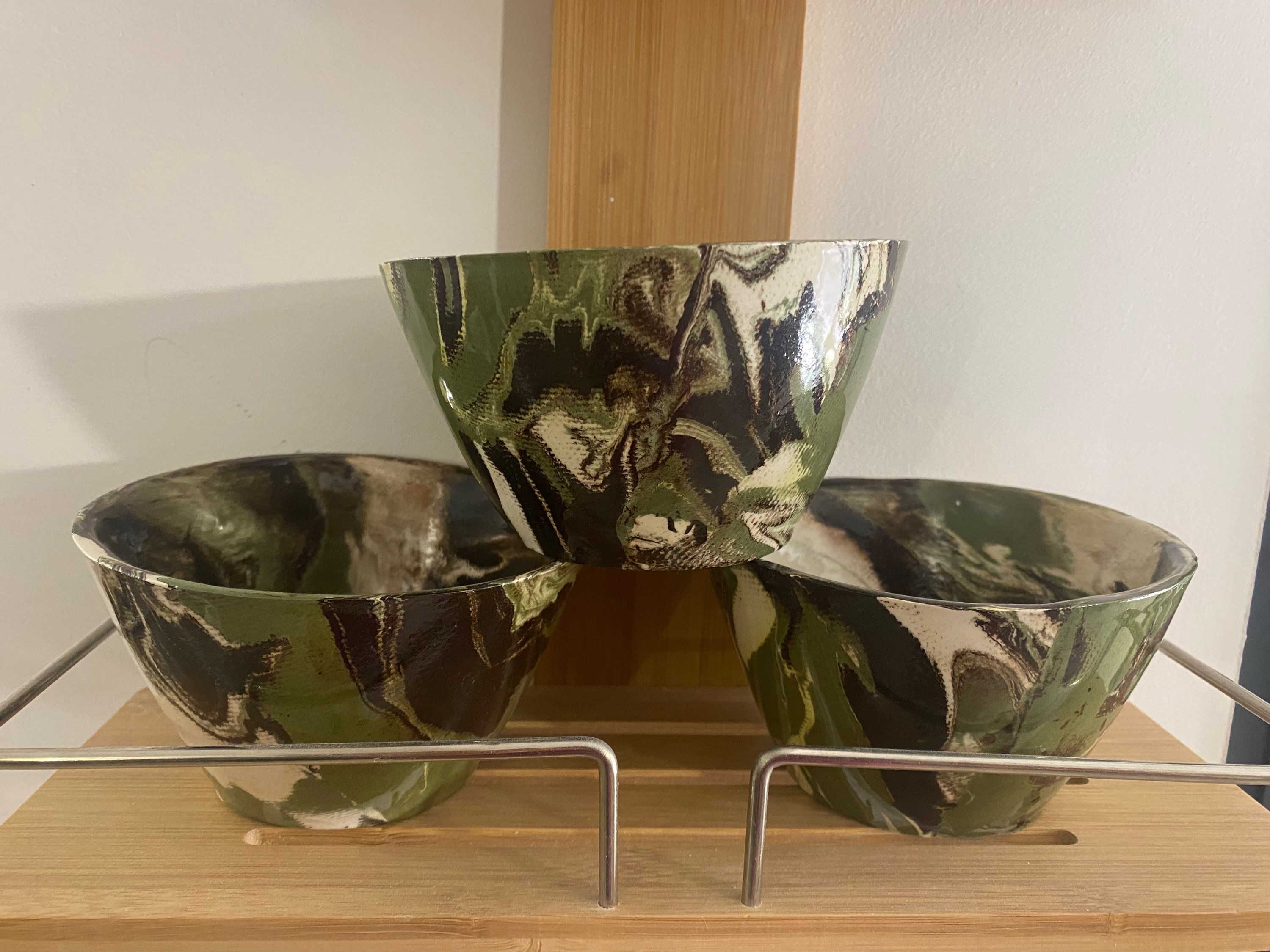Tasse en terres mêlées vert, blanc et noir