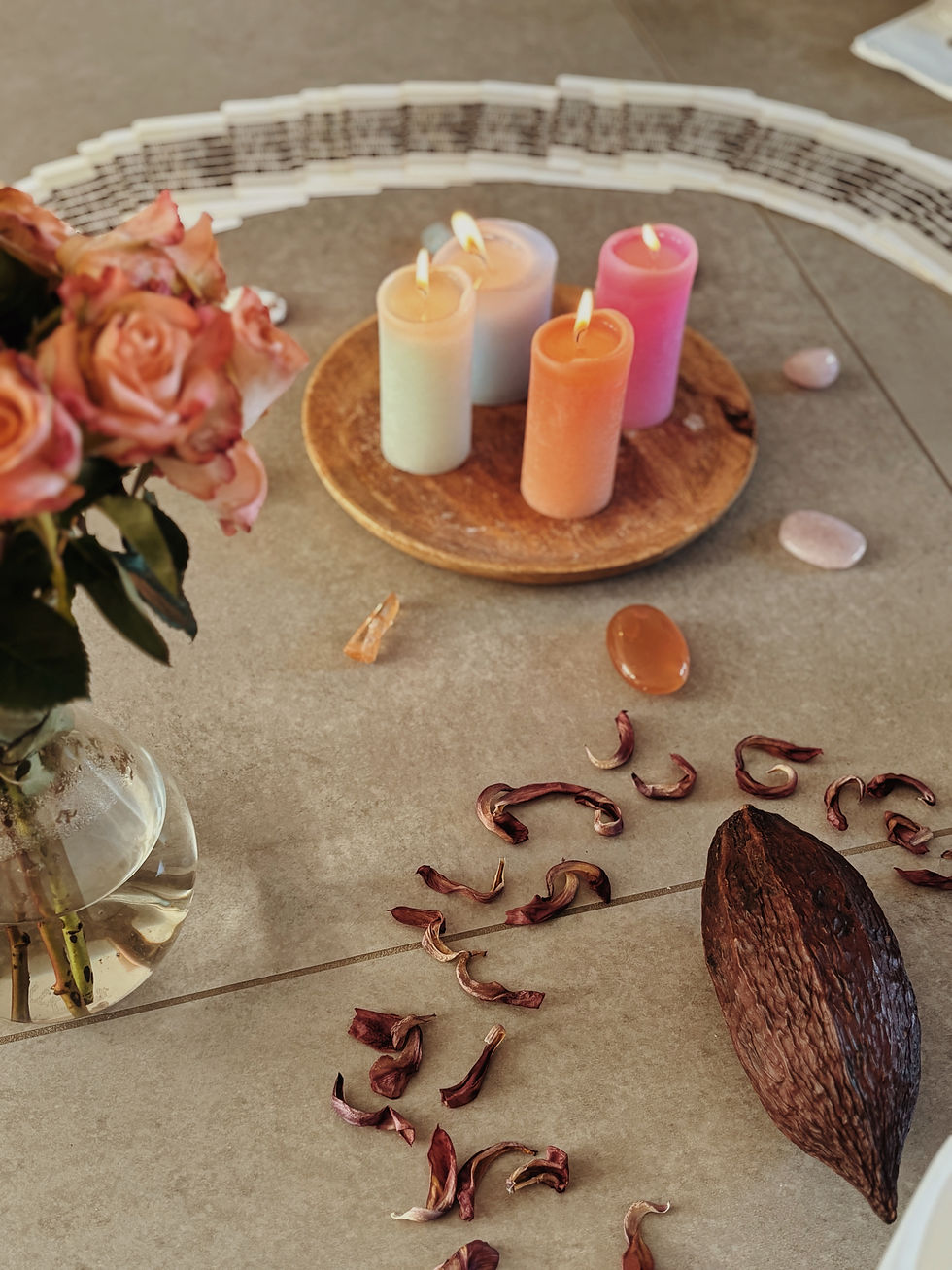 Altaar met cacao pod tijdens een ceremonie