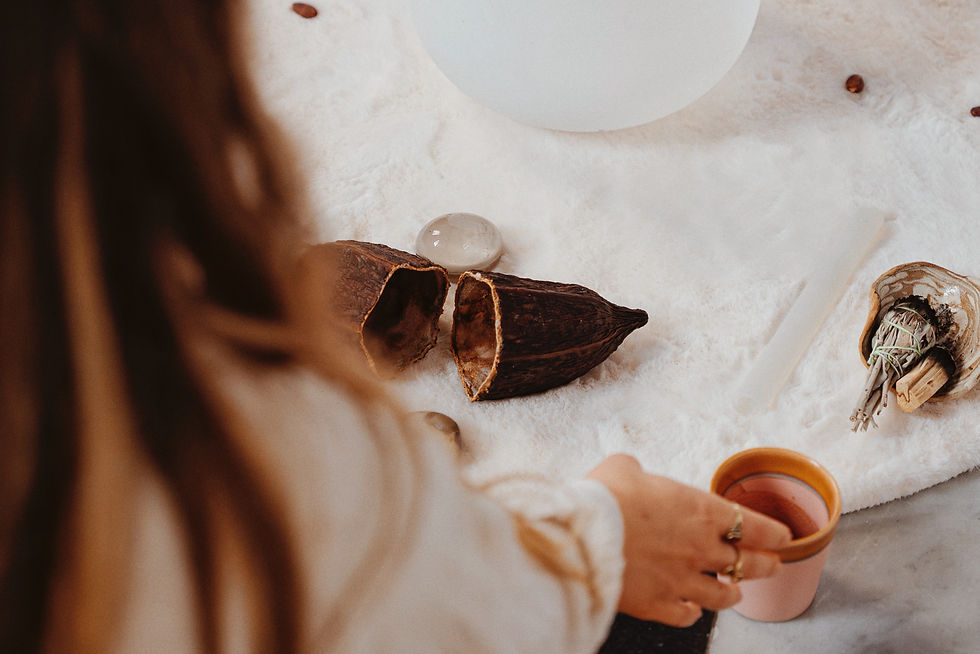 Hélène reikt uit naar een kopje cacao