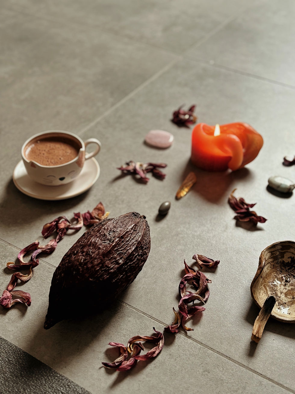 Altaar met cacao kopje en cacao pod