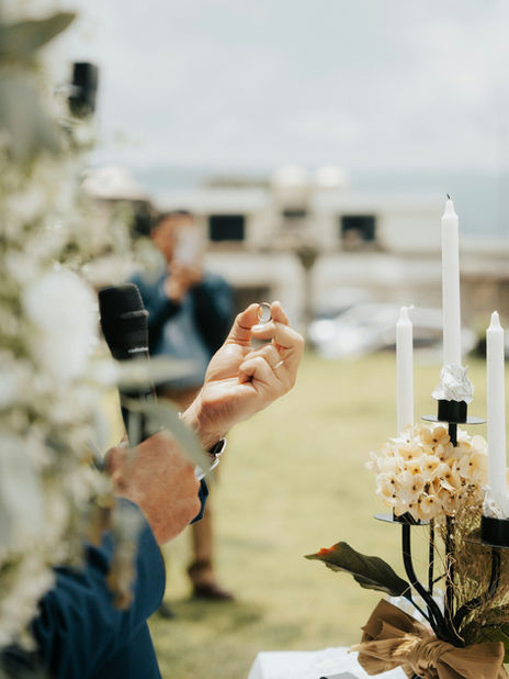 Live-Gesang während einer stimmungsvollen Outdoor-Trauung mit Kerzen und Blumen in der Schweiz.