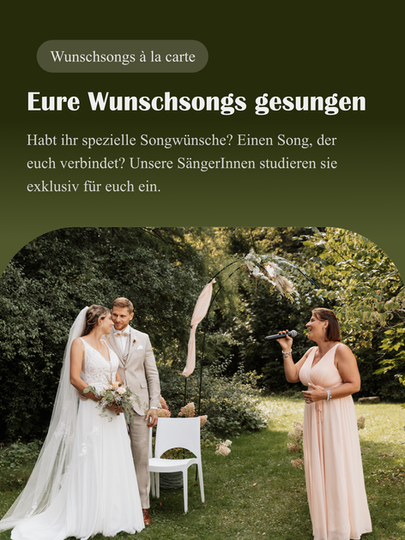 Live-Gesang einer Hochzeitssängerin während einer freien Trauung im Garten mit Brautpaar; individuell einstudierte Wunschsongs für Hochzeiten in der Schweiz, angeboten von Hochzeitssong.