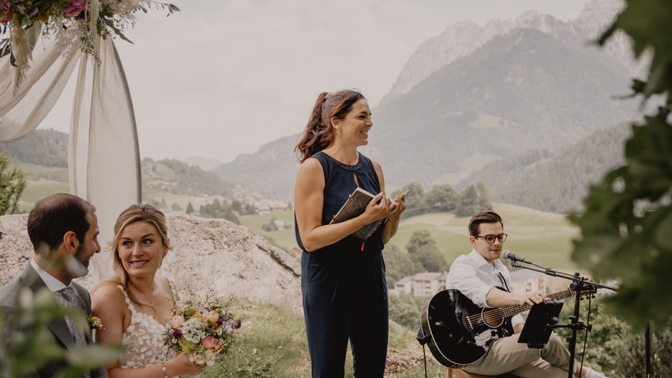 Professioneller Hochzeitssänger Sirio Meier singt und spielt Gitarre bei einer freien Trauung in der Natur – Live-Musik mit persönlicher Stimmung.