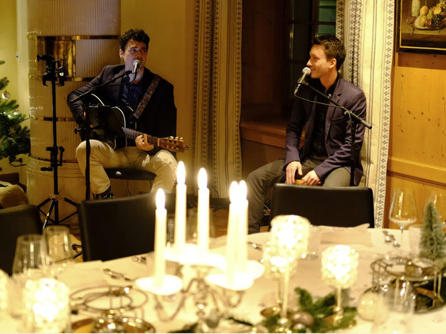 David Brunschweiler sorgt mit Gitarre und Gesang für stimmungsvolle Hochzeitsmusik in einer festlichen Location.