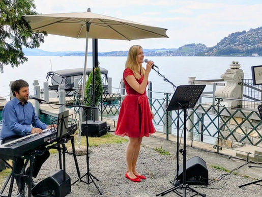Sängerin Laura Frischke und Pianist Oliver Weinberg treten beim Apéro einer Sommerhochzeit im Vitznauerhof am Vierwaldstättersee auf – emotionale Hochzeitsmusik im Kanton Luzern, Schweiz.