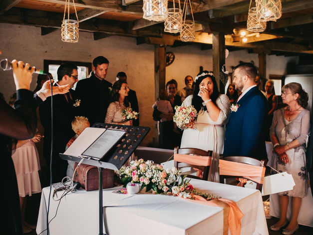 Dina Regniet singt live während einer stilvollen Hochzeitsfeier – professionelle Hochzeitsmusik in der Schweiz.