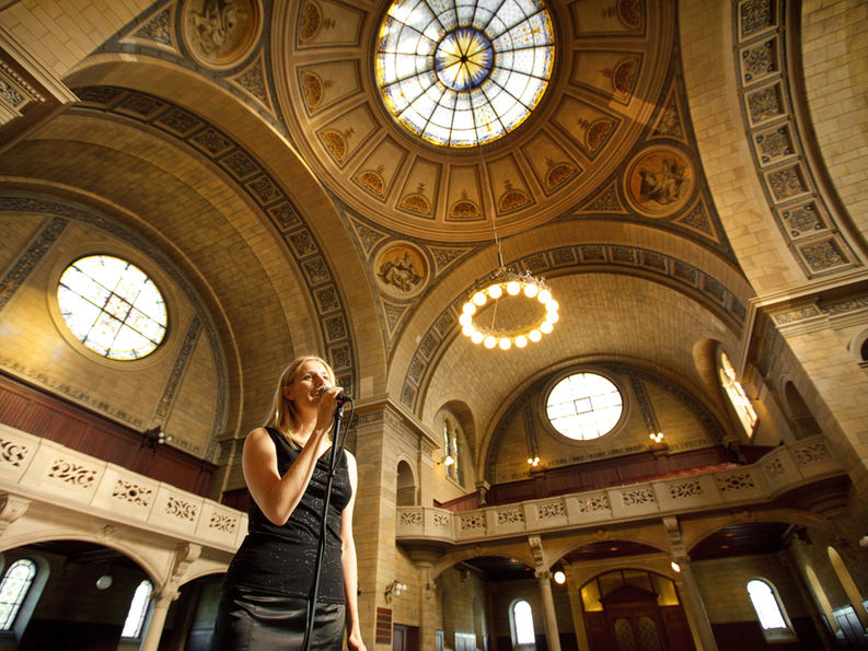 Hochzeitssängerin Laura Frischke singt live in einer Kirche in Luzern und begleitet eine Trauung mit emotionaler Musik.