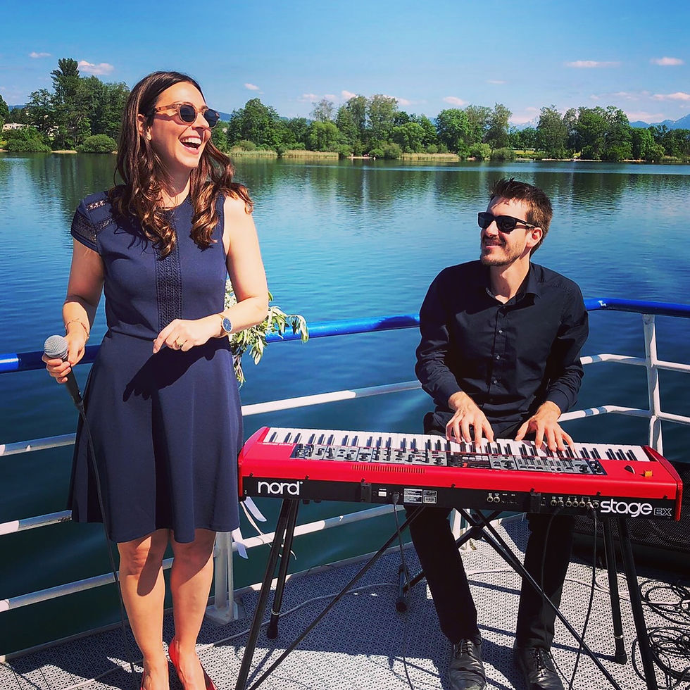 Sängerin Annie-May Mettraux und Pianist Fabian spielen live auf einem Schiff auf dem Greifensee im Kanton Zürich, Schweiz