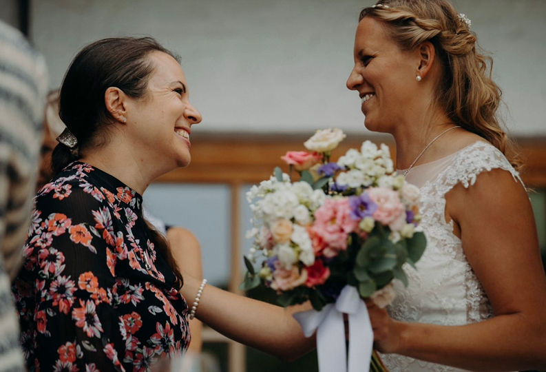 Hochzeitssängerin Dina Regniet singt live an einer freien Trauung und sorgt für emotionale Momente bei Braut und Gästen.