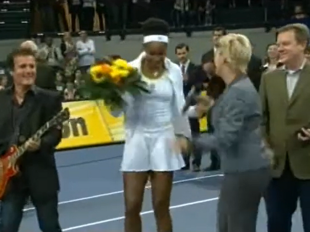 Barbara Galli im Hallenstadion Zürich neben Venus Williams, nachdem sie beim letzten Zurich-Open-Finale “Simply the Best” performte.