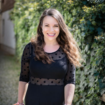 Porträt einer Hochzeitssängerin aus der Bodensee Region, die mit Hochzeitssong professionelle Live-Hochzeitsmusik in der ganzen Schweiz anbietet.