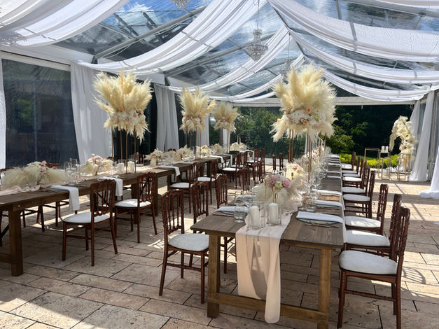 Hochzeitssängerin Dina Regniet begleitet eine elegante Hochzeitslocation mit live gesungenen Love-Songs.